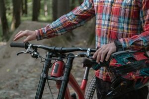 Actief mountainbiken in de bossen in Handel - Gemert